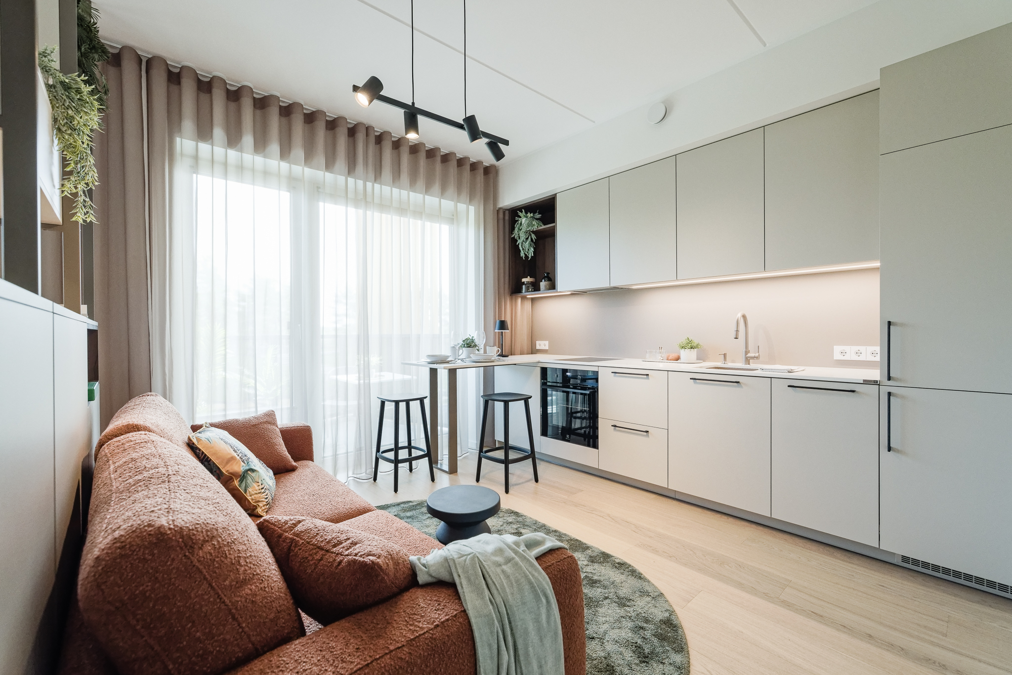 modernne-elutuba-kardinad-ja-tekstiilid