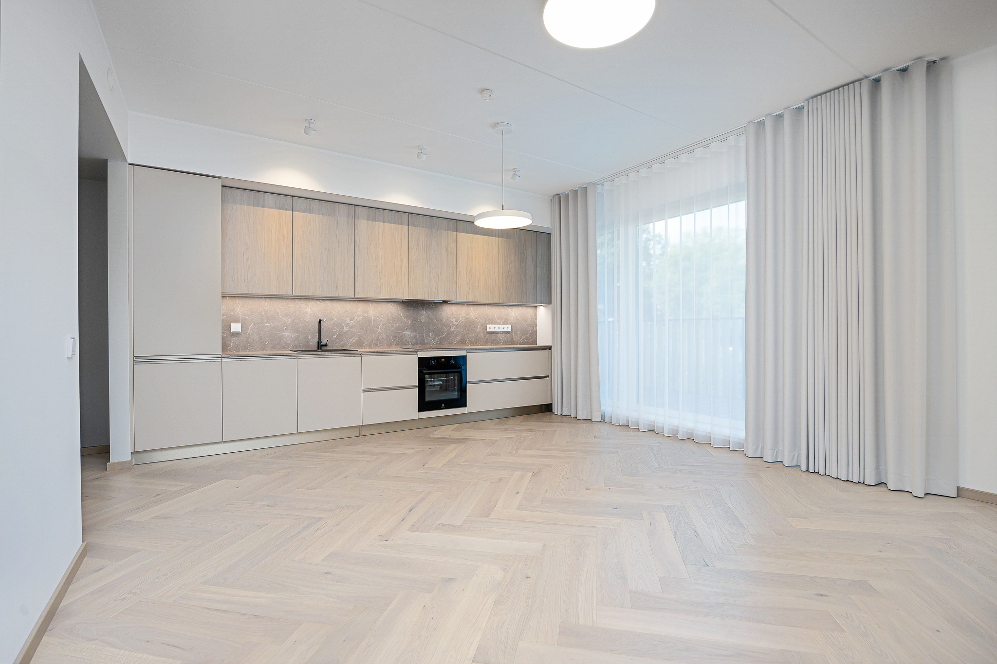 aknakatted-kardinad-siidisaba-naidiskorter-elutuba-1.jpg aknakatted-kardinad-siidisaba-naidiskorter-elutuba-1.jpg