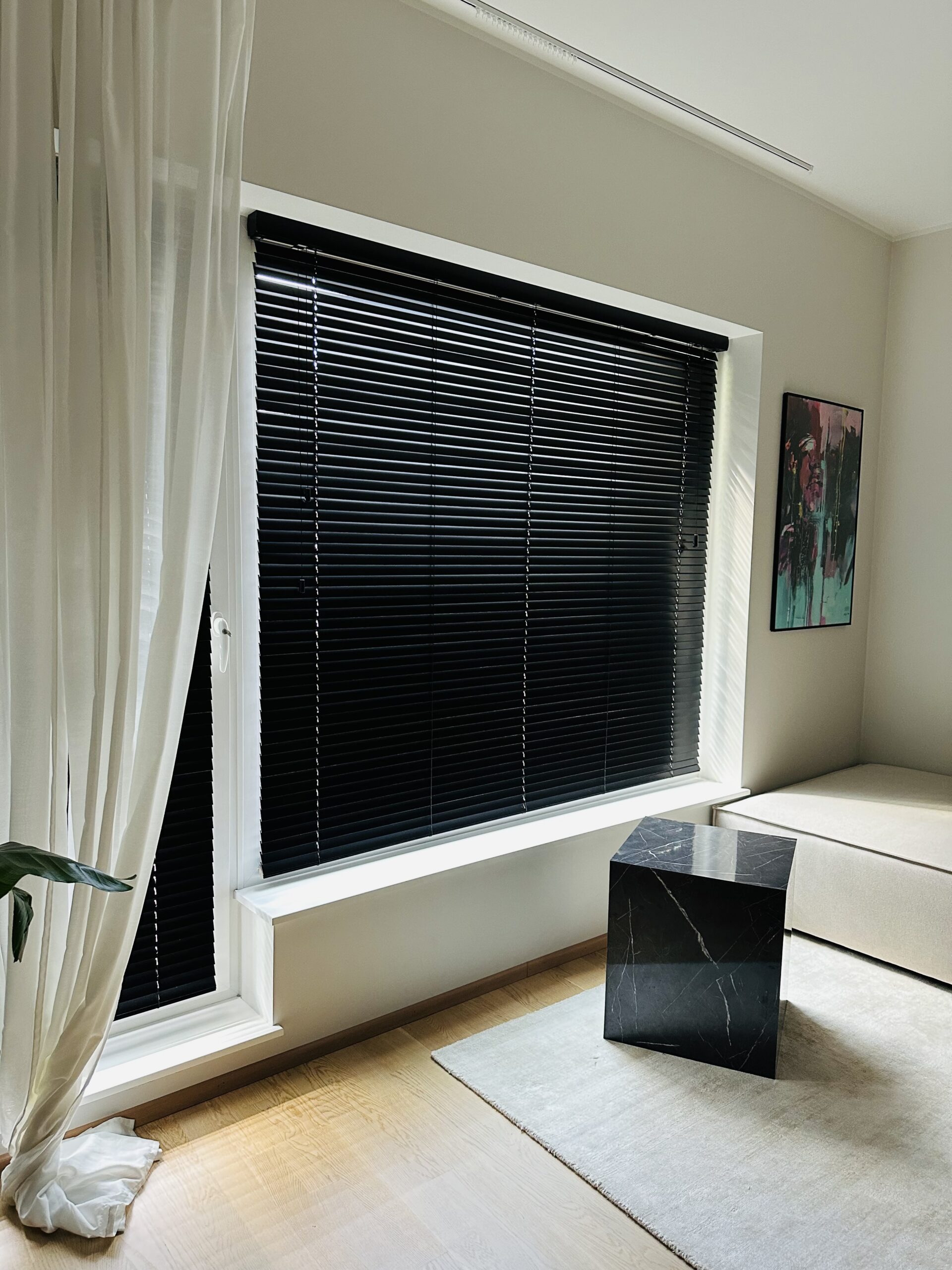 puitribakardinad-mustad-kaasaegne-elutuba puitribakardinad-mustad-kaasaegne-elutuba