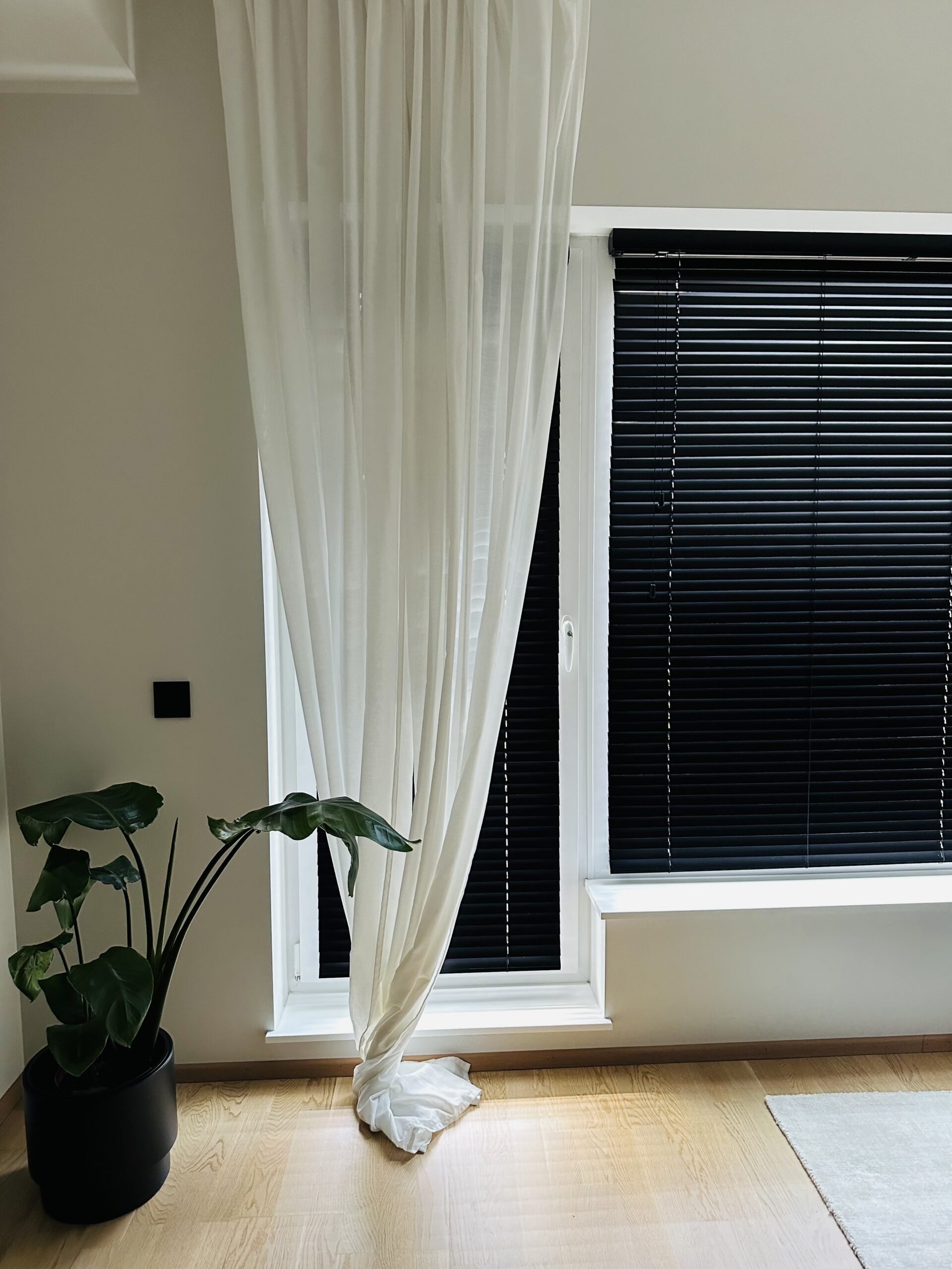 mustad-puitribakardinad-aknalahendus mustad-puitribakardinad-aknalahendus