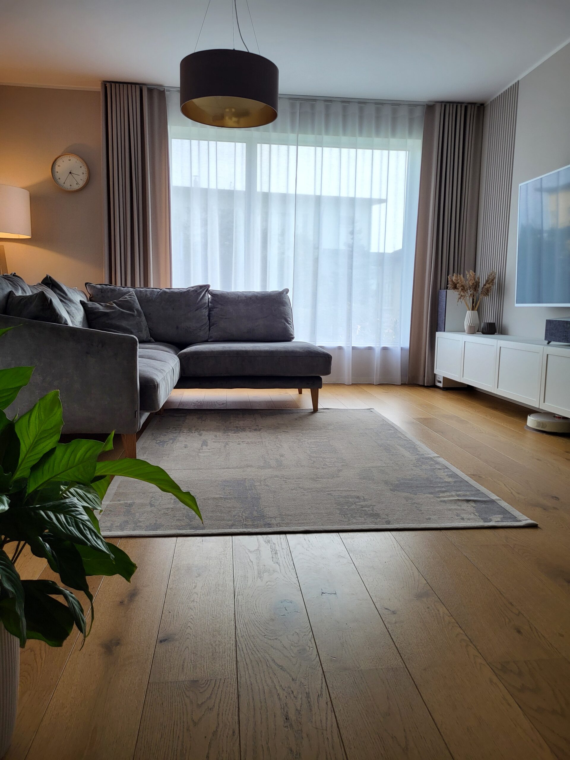 rippkardinad-elutuppa-heledad-kardinad-modernne-disain