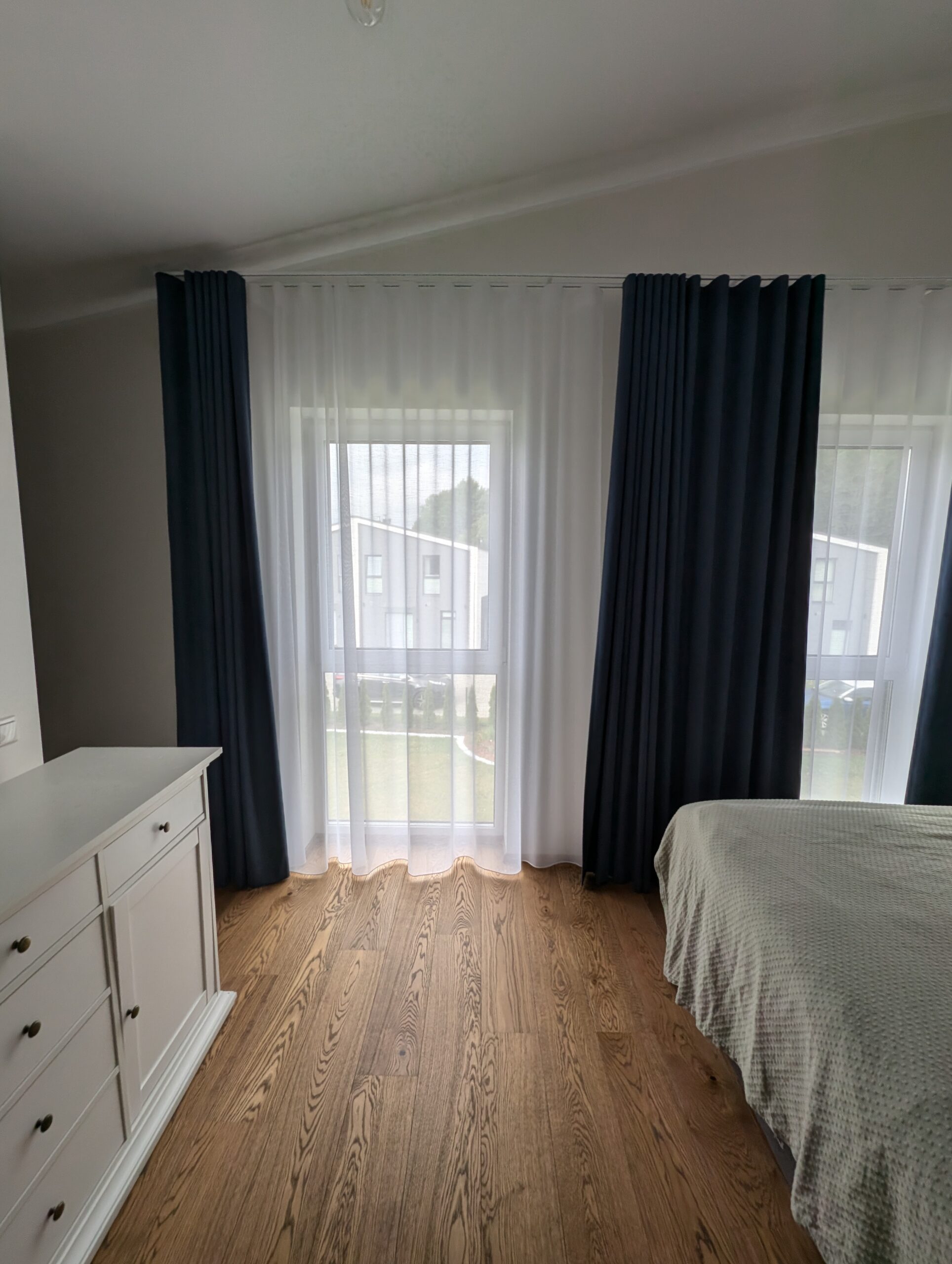 kardinasiin-seinal-pimendavad-kardinad