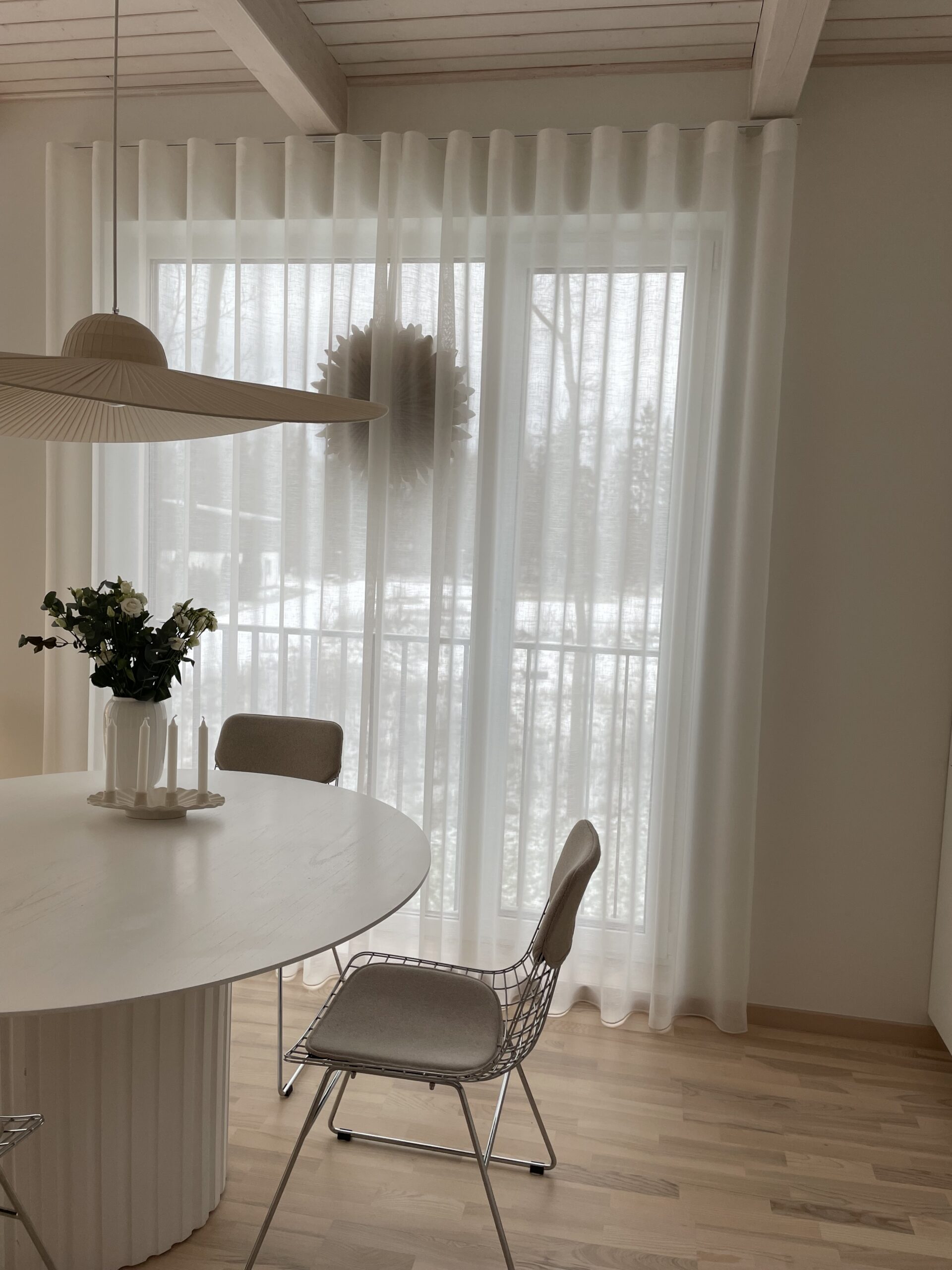 kardinasiin-seinal-tullkardin-elutuba-modernne