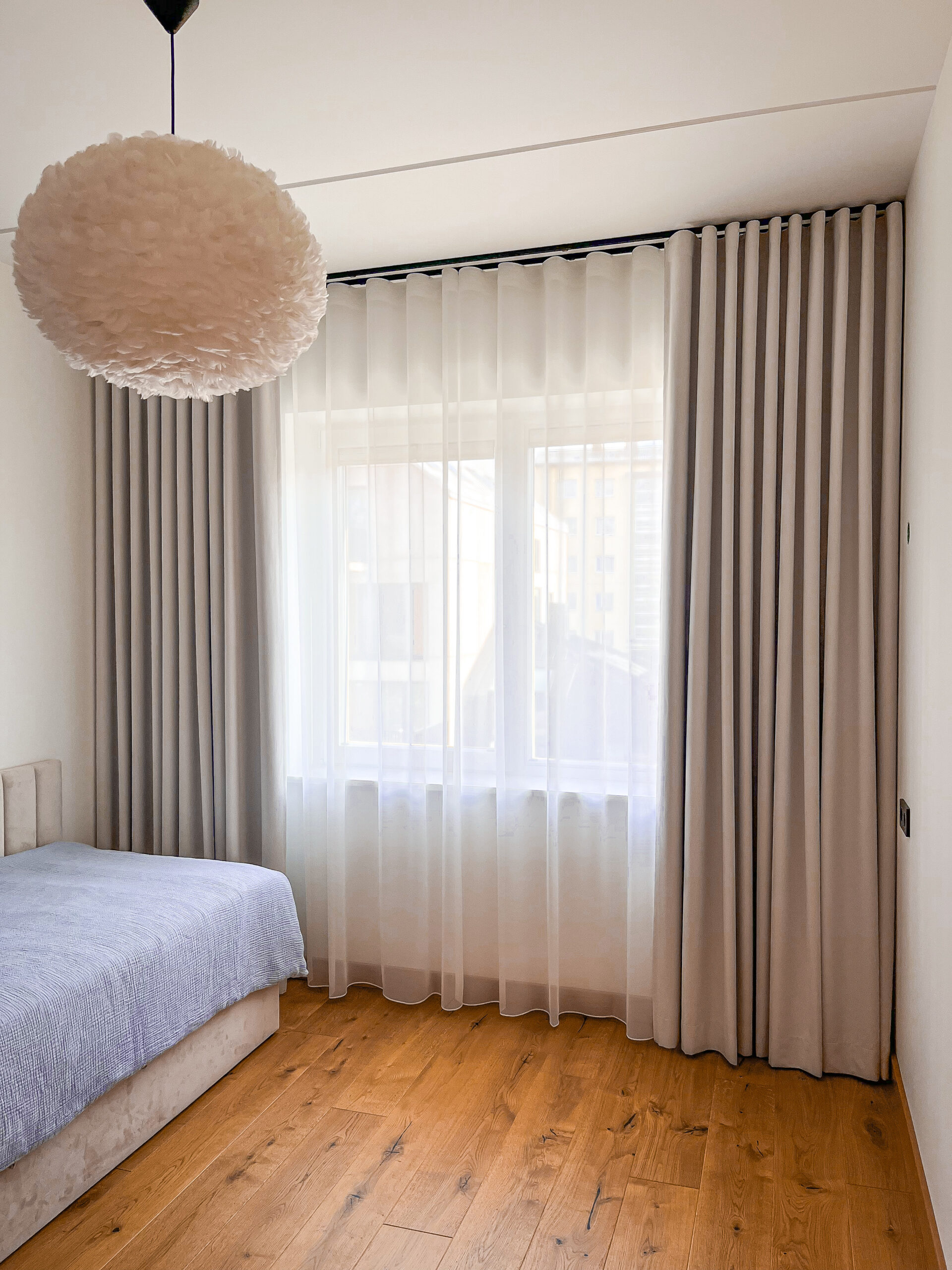 pimendavad-kardinad-magamistuba-aknakate