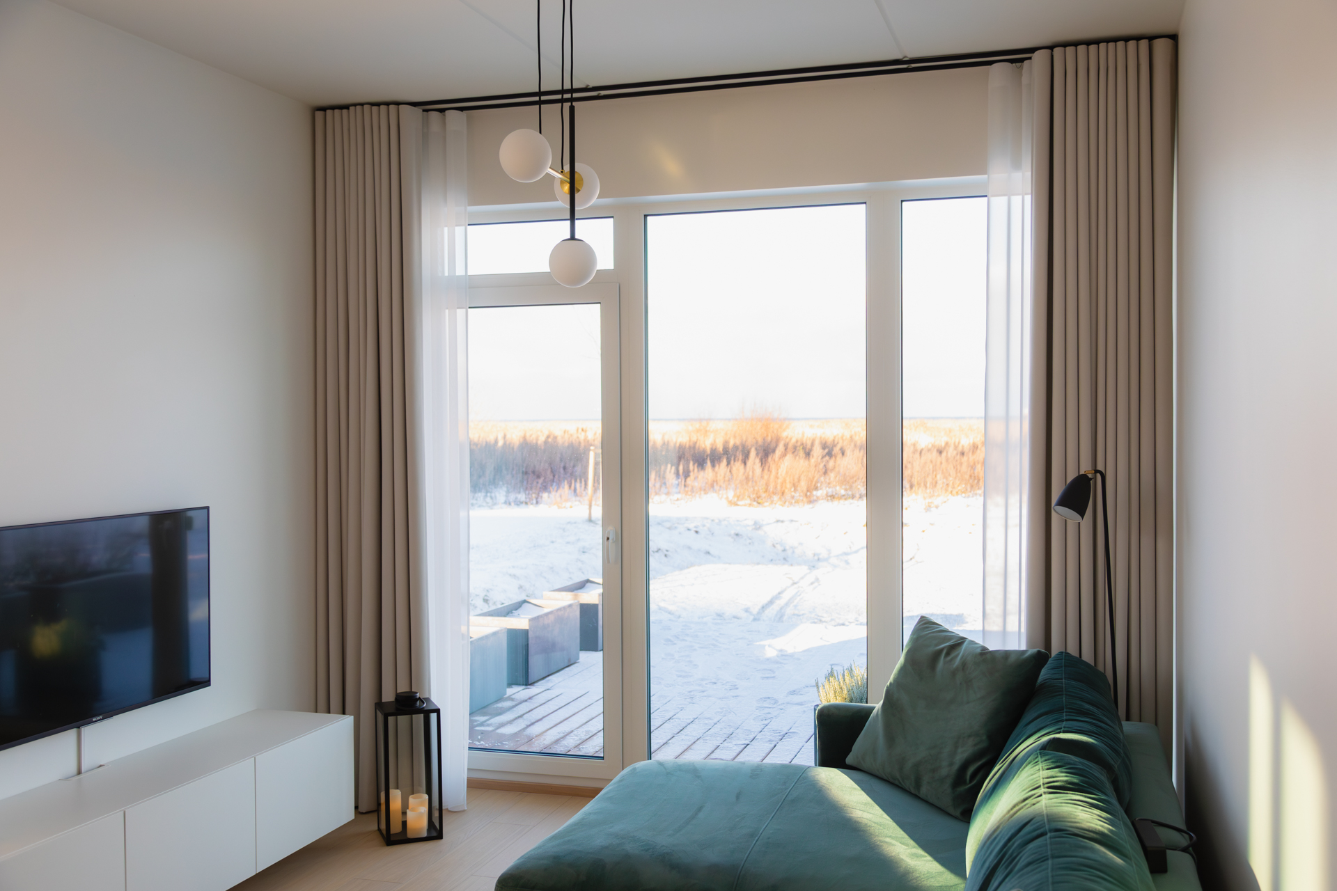 lainelised-kardinad-elutuba-suur-aken