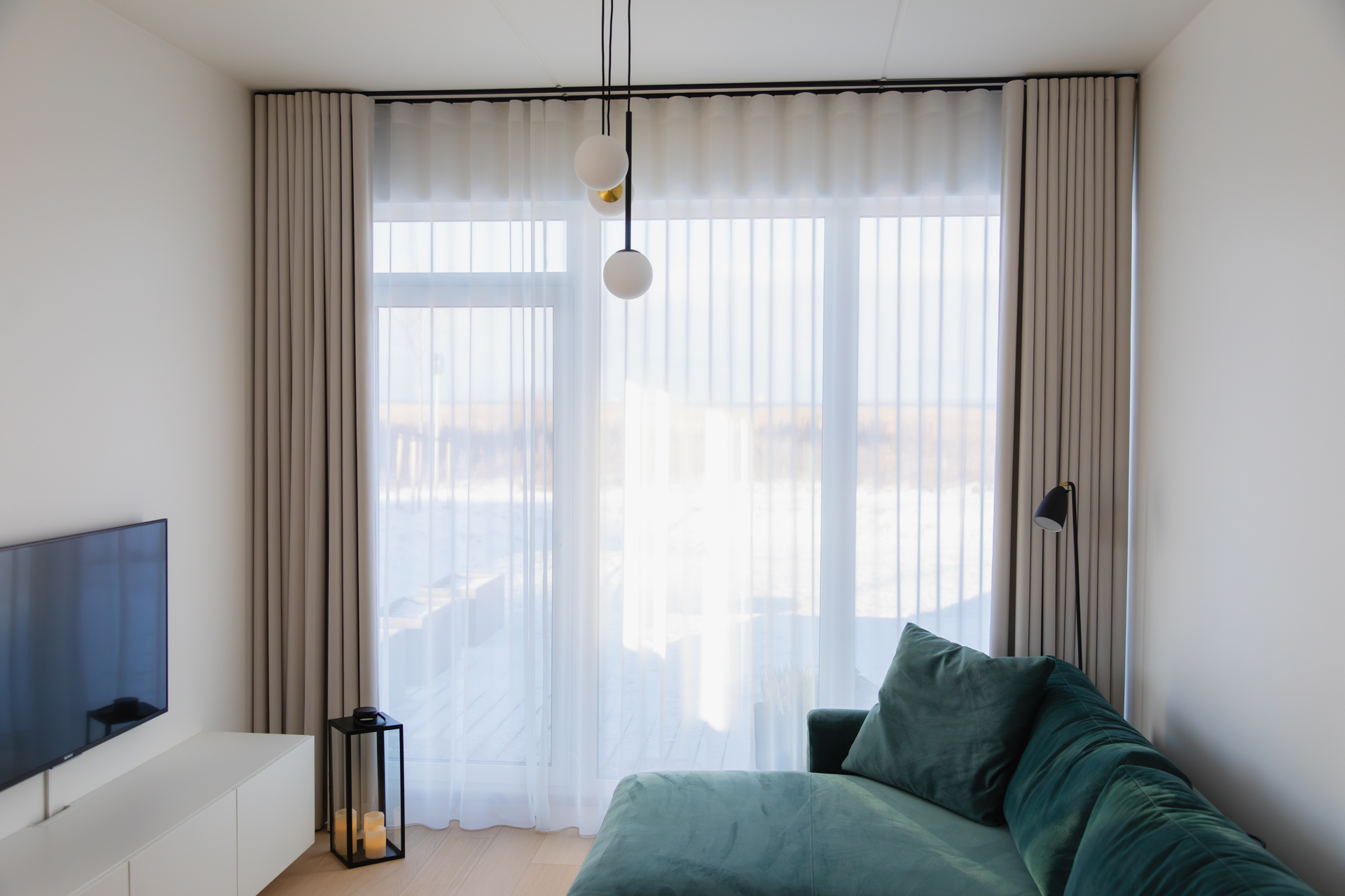 pimendavad-kardinad-elutuba-ohtune-valgus