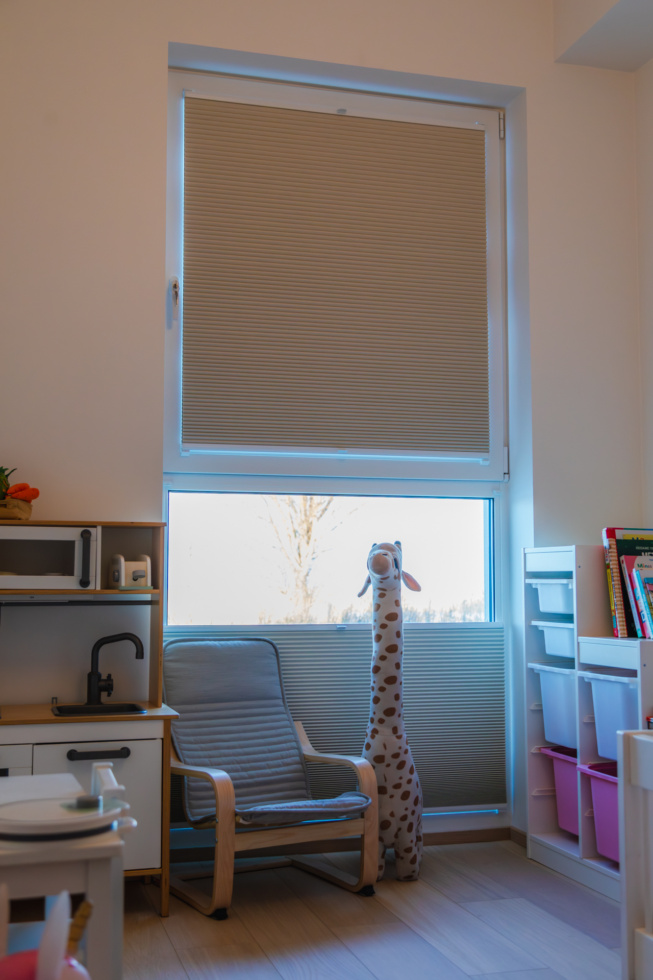 kärgkardin-laste-tuba-plisseekardin-aken