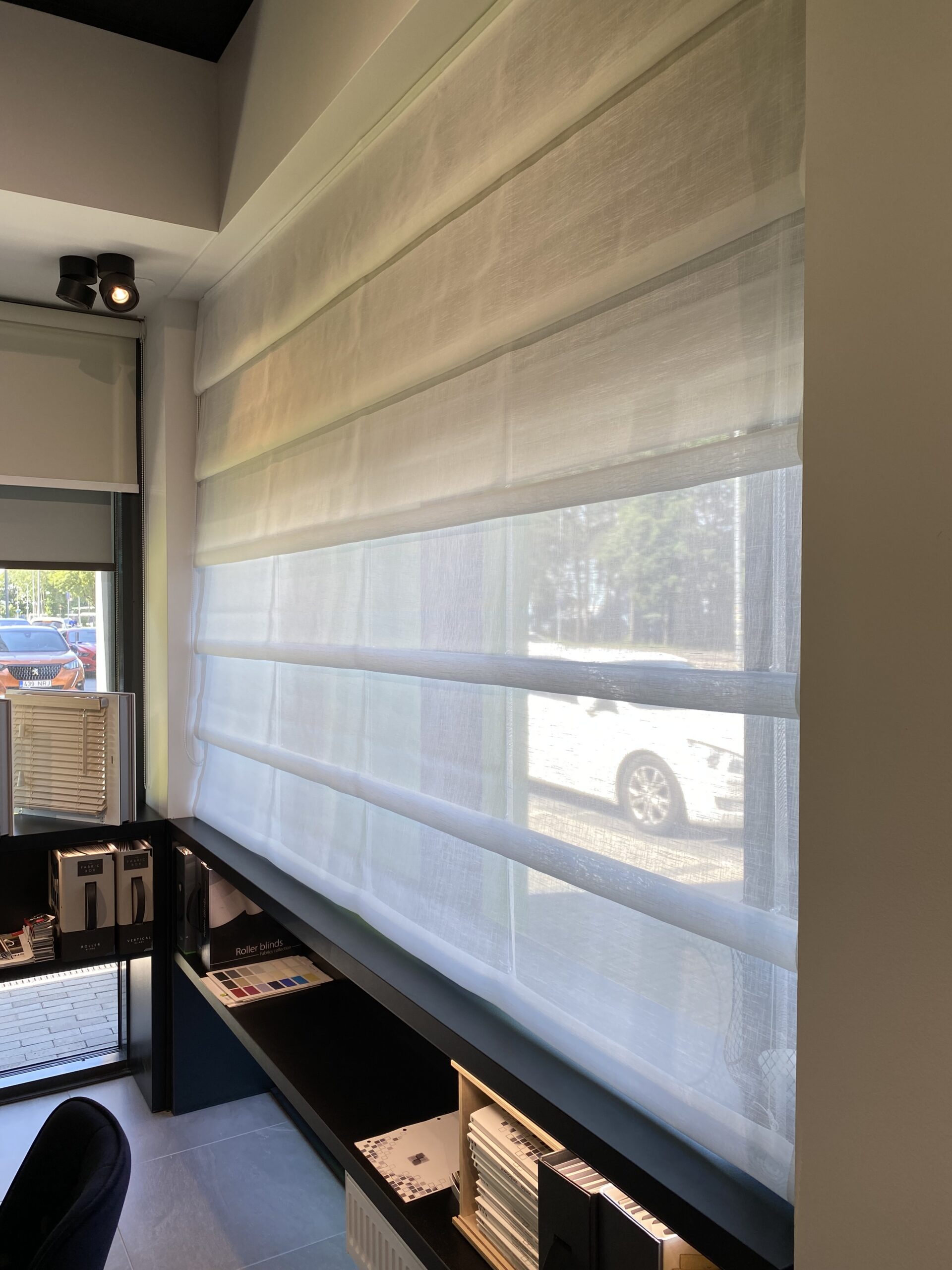 roomakardin-labikumav-kangas-modernne-interjoor