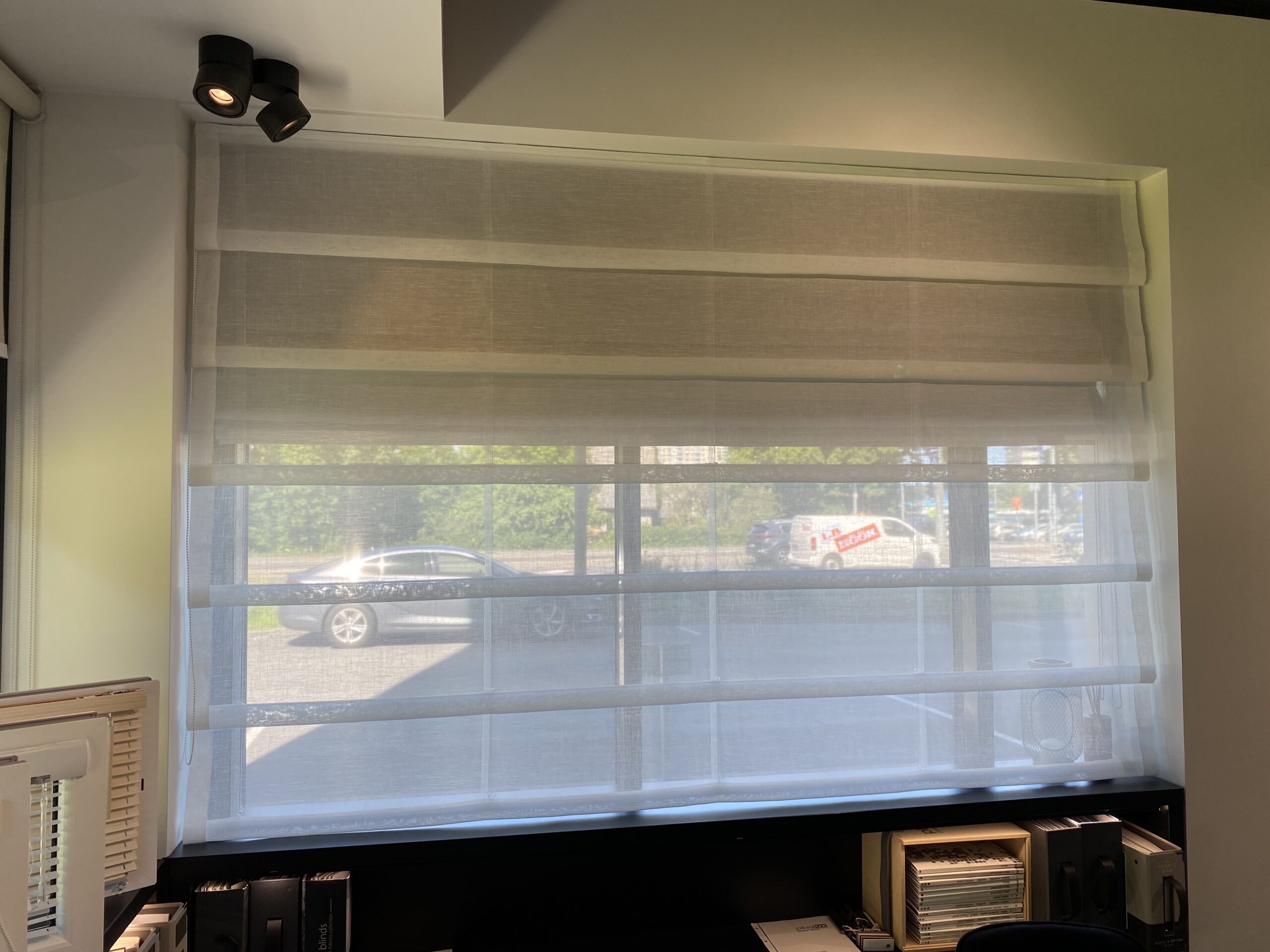 roomakardin-suur-aken-loomulik-valgus