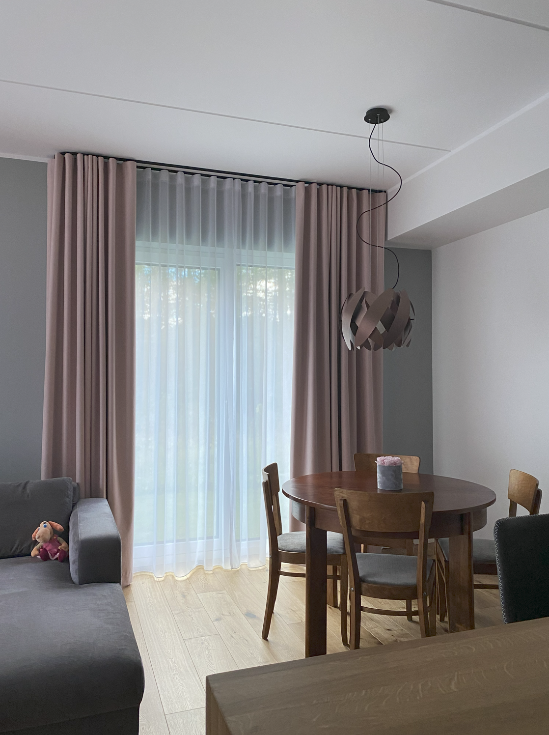 kardinad-elutuba-tüll-ja-külgkardinad