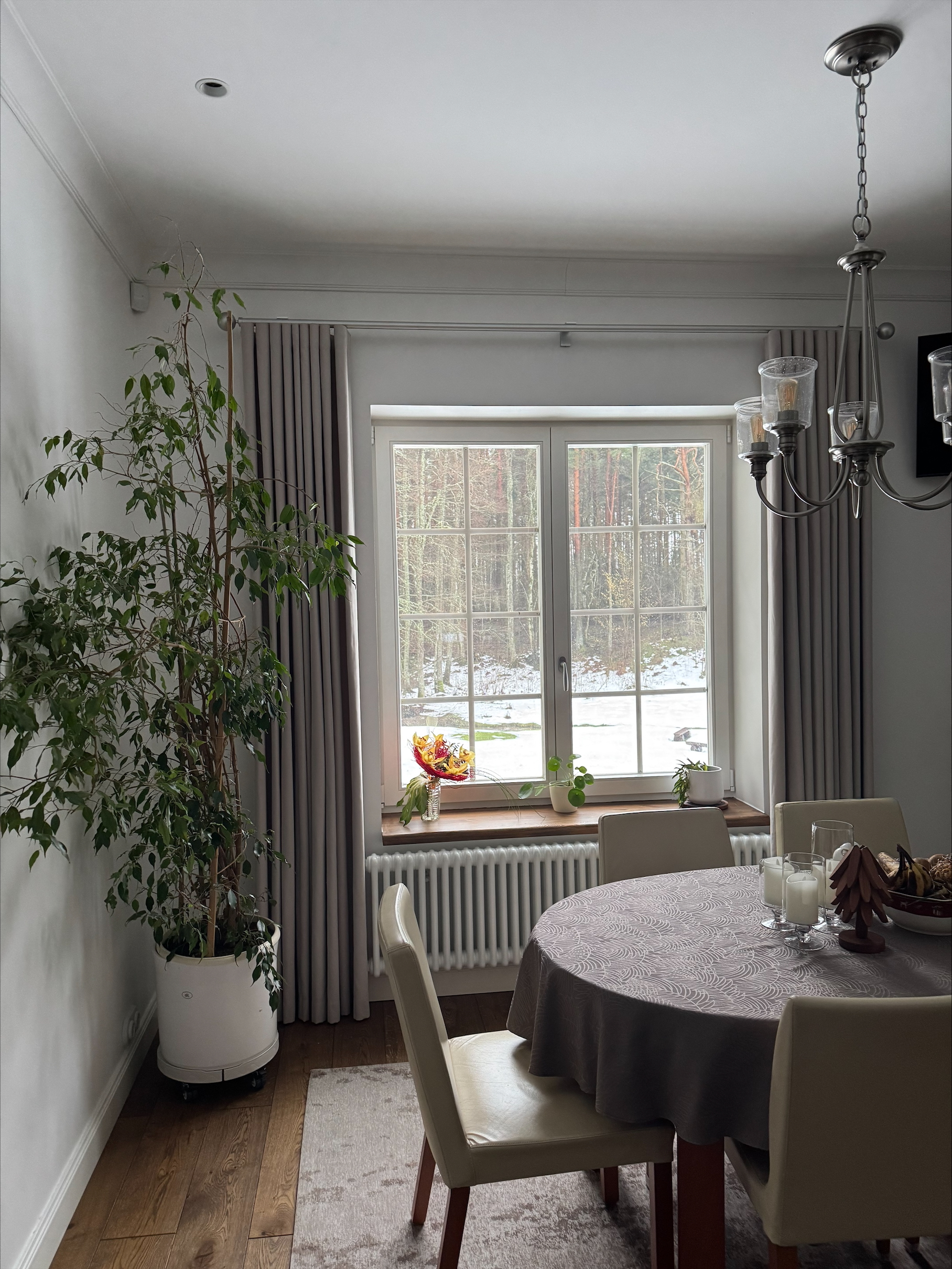 kardinad-aken-torusiin-hobedane-otsakork