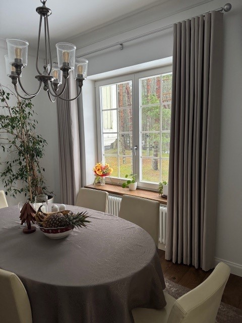 tekstiilkardinad-soogituba-klassikaline-interjoor