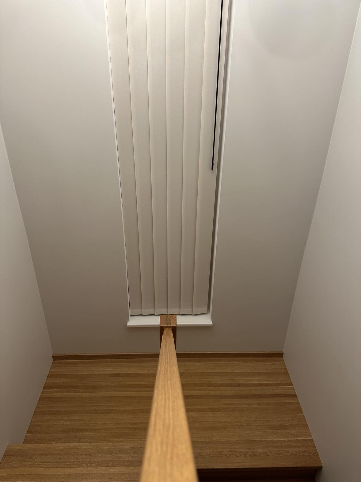 lamellkardinad-kitsas-aken-valguse-reguleerimine