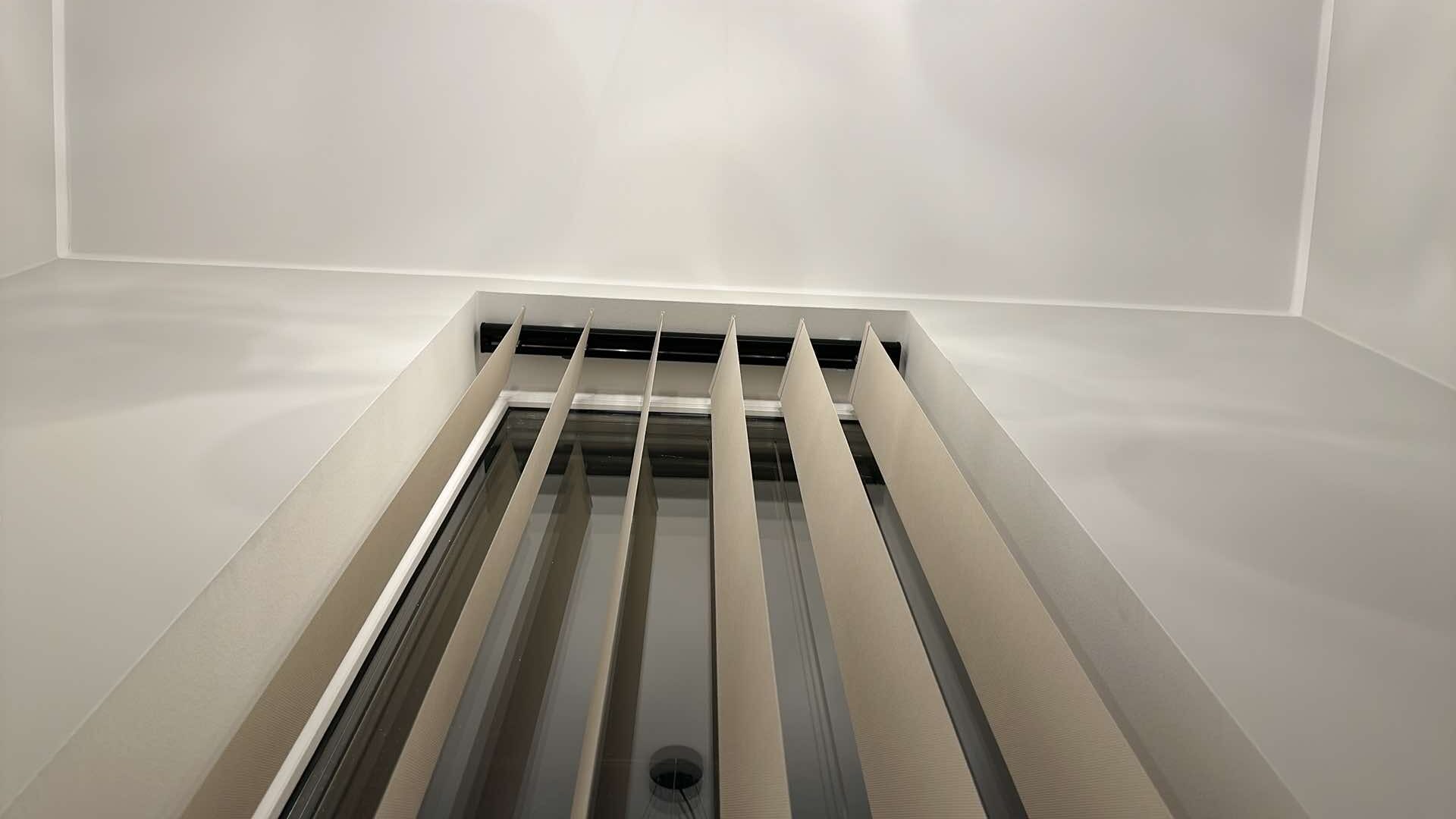 lamellkardinad-eramu-trepikoda-aken