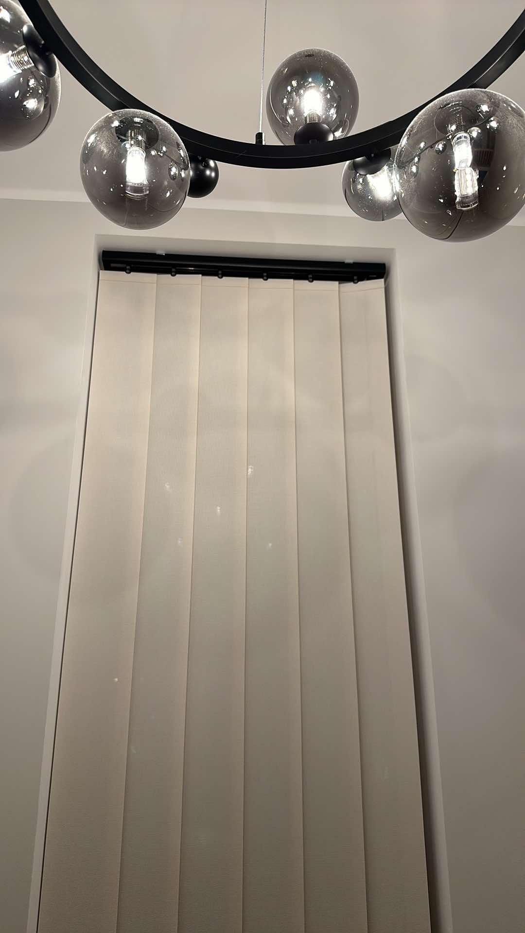 lamellkardinad-korge-aken-minimalistlik-interjoor